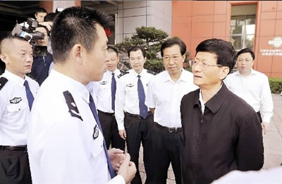 �Ͻ�������ο�ʿ������һ�߹������侯�ٱ�