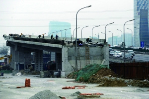 �̵㾩�ǡ���ͷ·����Ǩ�Ѹ��Ѷ�����ͼ��