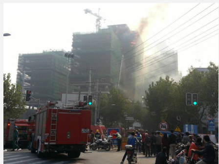 上海外滩国际金融服务中心工地发生火灾(组图)