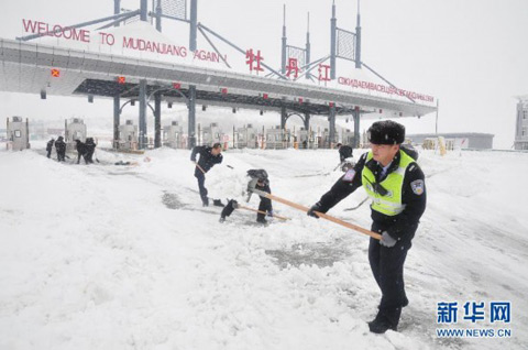 黑龙江省内高速全线封闭尚志积雪超半米(图)