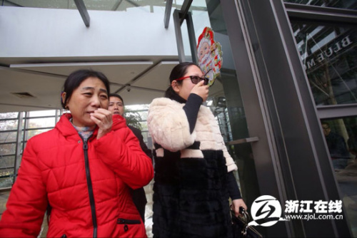 杭州一广场起火多人被困员工摸着楼道扶手逃生