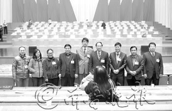 山东百姓观察团旁听政协闭幕会建议进委员提案