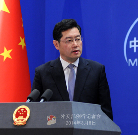 2014年3月6日,外交部发言人秦刚主持例行记者会.