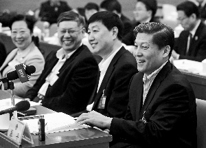 ������У����Ӧ����ͣ�Σ�����ί��δ����ѧУ