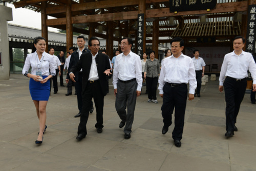 �ع�ǿ���������ѧ�ùۿ�ѧ��չʾ�л����ǣ�ͼ��