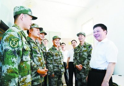 厦门市领导走访慰问驻厦部队基层官兵(图)