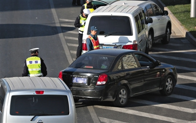 昨日,东二环建国门桥,一辆尾号为8的双数车辆上路后被警察拦下接受