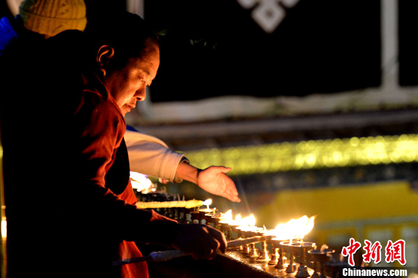 特写:西藏"燃灯日"缅怀宗喀巴大师