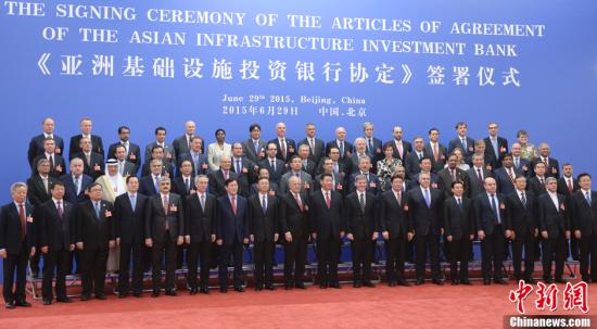 习近平会见出席亚投行协定签署仪式各国代表团团长