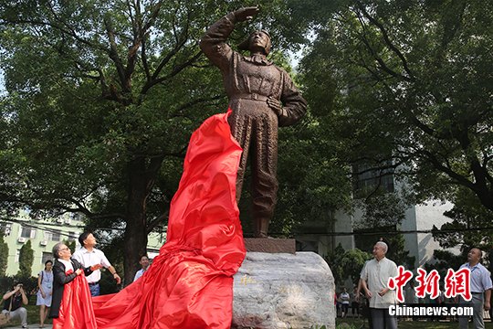 抗日名将高志航铜像落成 两岸子女含泪揭幕