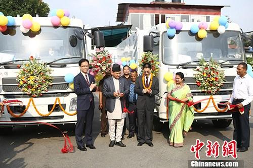 中国成都市向尼泊尔加德满都市捐赠2台洗扫车