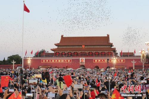 新中国成立70周年群众游行:约10万名群众、70组彩车行进