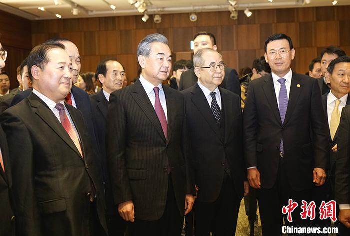 王毅:中国正在推进高水平开放