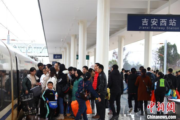 发改委:截至18日春运期间已发送旅客6.76亿人次