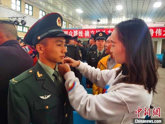 南部战区陆军某海防旅新兵团邀请优秀新兵亲属参加授衔仪式