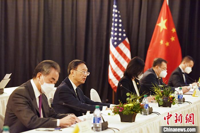 中方代表团官员就中美高层战略对话进行背景吹风