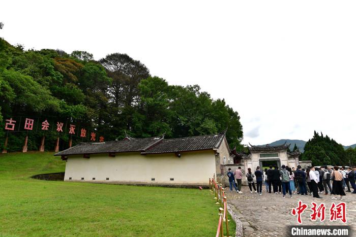 图为游客在福建省龙岩市上杭县古田会议会址参观.
