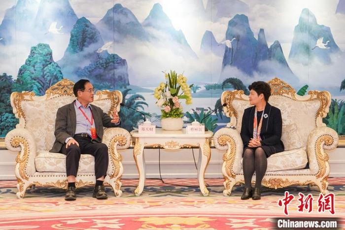 图为蔡丽新在南宁会见由台湾民意代表郑天财率领的台湾花莲县少数民族