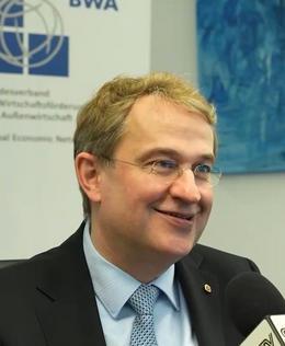 国际人士：中国高质量发展为全球经济注入稳定性