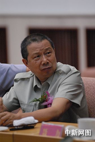 粟戎生谈父亲粟裕大将父亲的英灵永留赣江图