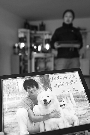 继母郭女士拿出林松岭的生前照片.