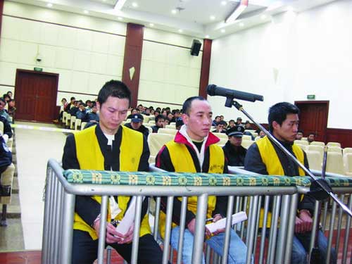 "中国第一贪纪委书记"曾锦春"干儿子"受审