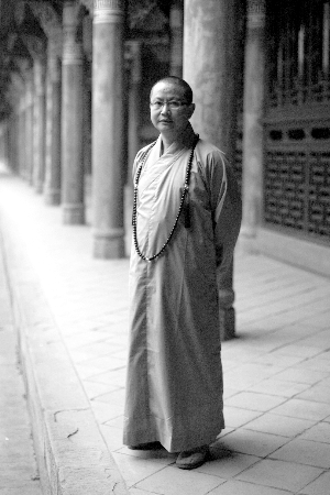 4月10日,素全在罗汉寺走廊.5·12时,他破戒收留孕妇.记者 张涛 摄