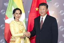 中新网-视频-司机毒驾害怕检查妄图冲卡被拘 车