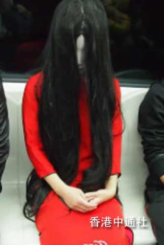 港媒:"女鬼""乞丐"穿梭 北京地铁里有另类生态