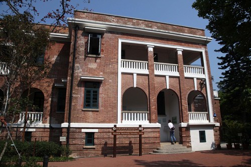 行走香港:林边红砖屋