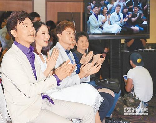 本届金曲奖"总召"伍思凯(左起)和杨乃文及陈建玮出席公布入围名单