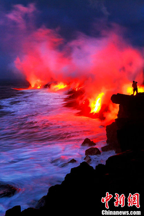 摄影师冒生命危险近距离拍摄岩浆入海震撼图集