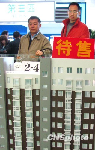 һ��¥�У��׿�ͬܰ��԰��������ض���¥�н������ԣ�2��