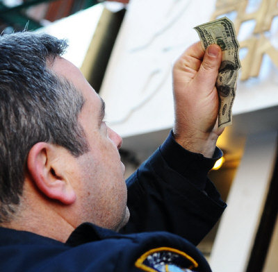 纽约曼哈顿华埠假钞泛滥 华人商家忧心忡忡(图)