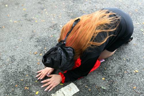 香港歌星落难新加坡 称被当垃圾逢人跪拜求助(图)