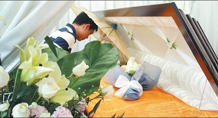 在荷兰离奇坠楼丧生 大马华裔空姐遗体运抵马国