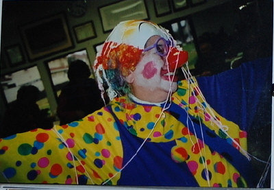 牺牲美貌扮小丑 美84岁华裔老奶奶自编自演跳辣舞