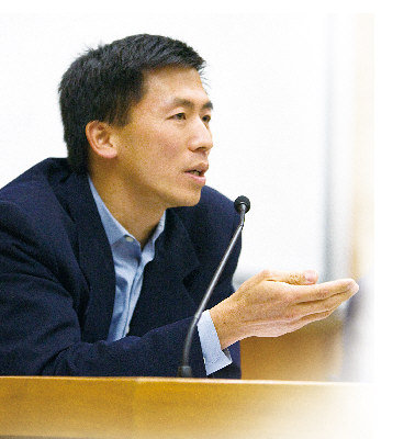 刘弘威于2008年获得柏克莱加大法学院终身教职及出任副院长.