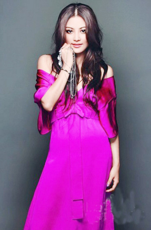 中新社北京1月12日电(范超)总政歌舞团青年独唱演员阿鲁阿卓是中国