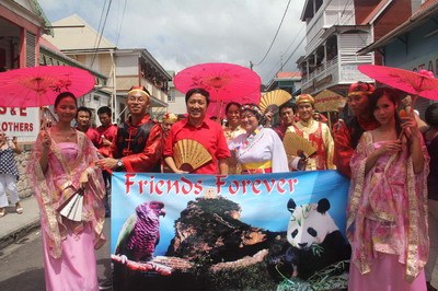 多米尼克举行狂欢节大游行中国元素方阵首次现身