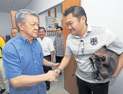 蔡细历与波德申市议员林振辉亲切握手.