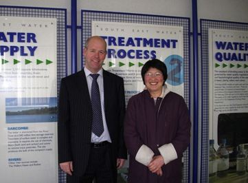 Ӣ���캵��������ˮ�ܻ�����Ա�ṩʡˮ����