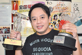 大马华裔男子参加华语歌唱比赛15次终圆冠军梦