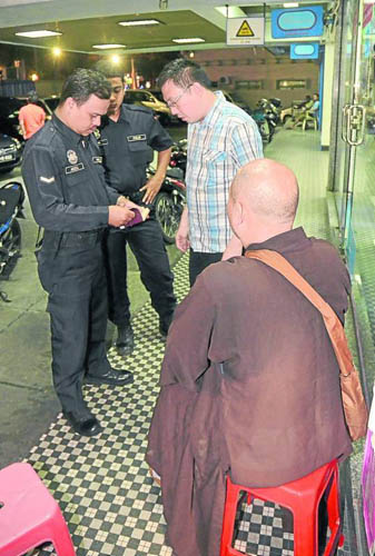 剃光头穿袈裟化缘 大马一中国籍男子被疑假和尚