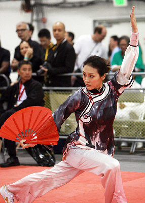 太极美女王滢首次参加美国比赛,获得冠军.