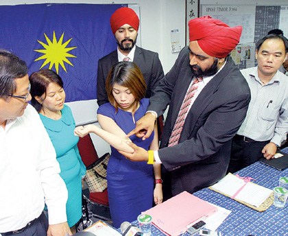 大马被丈夫殴打华裔孕妇召开记者会讲述事件始末