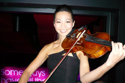 阮晶晶在西泽宫剧场内.(美国《世界日报》/冯鸣台摄影)