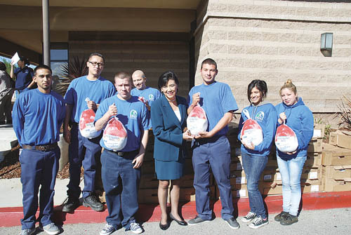 美华裔国会议员赵美心感恩节捐160只火鸡