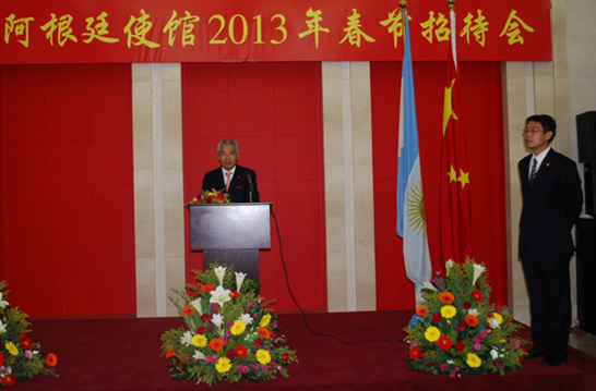 פ����͢��ʹ�����д��Ừ�Ȼ�����ѧ��ͬӭ�´�