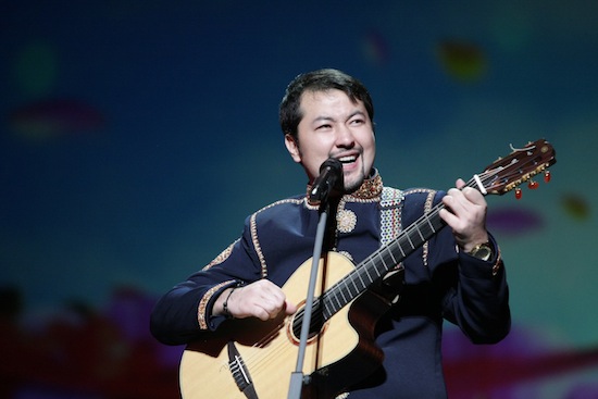 图为维吾尔族歌手西尔艾力演唱歌曲《花儿为什么这样红》.